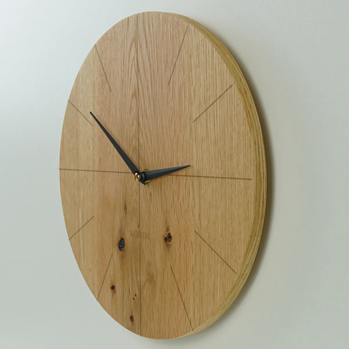 Wanduhr lautlos modern an einer Wand hängend. Eiche Rustikal mit strichen.