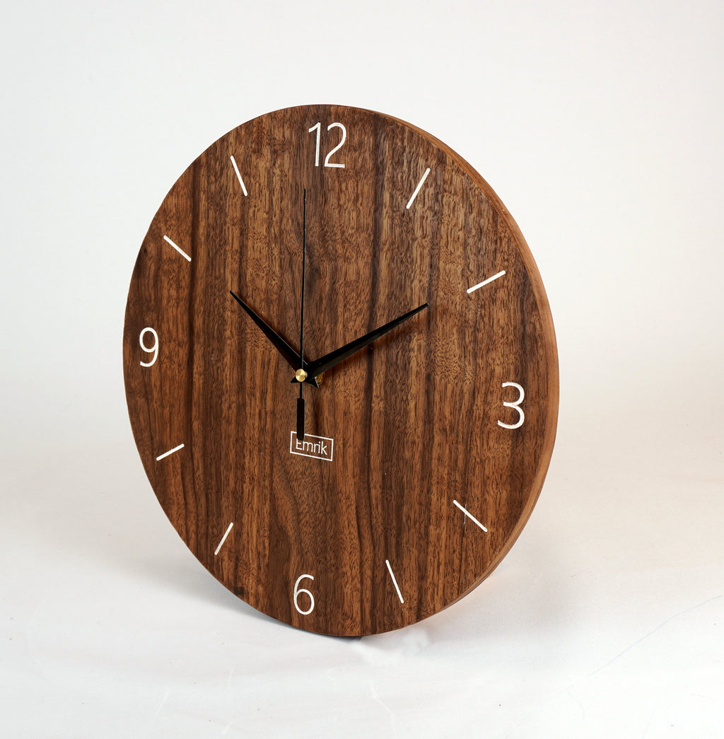 Wanduhr Holz Nussbaum - Wohnzimmeruhr rustikales modernes Design weiße Gravur 30cm