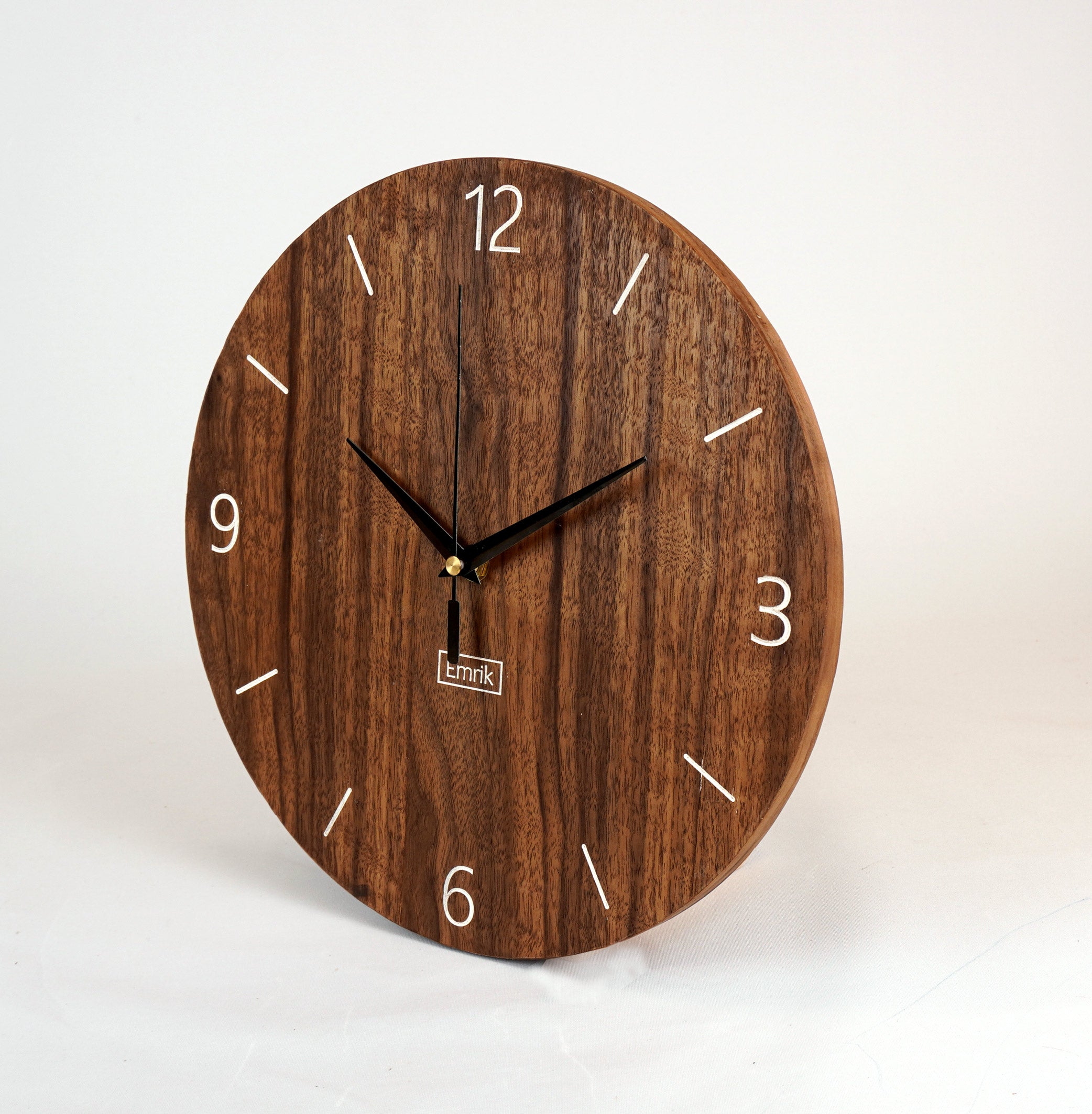 Wanduhr Holz Nussbaum - Wohnzimmeruhr rustikales modernes Design weiße Gravur 30cm