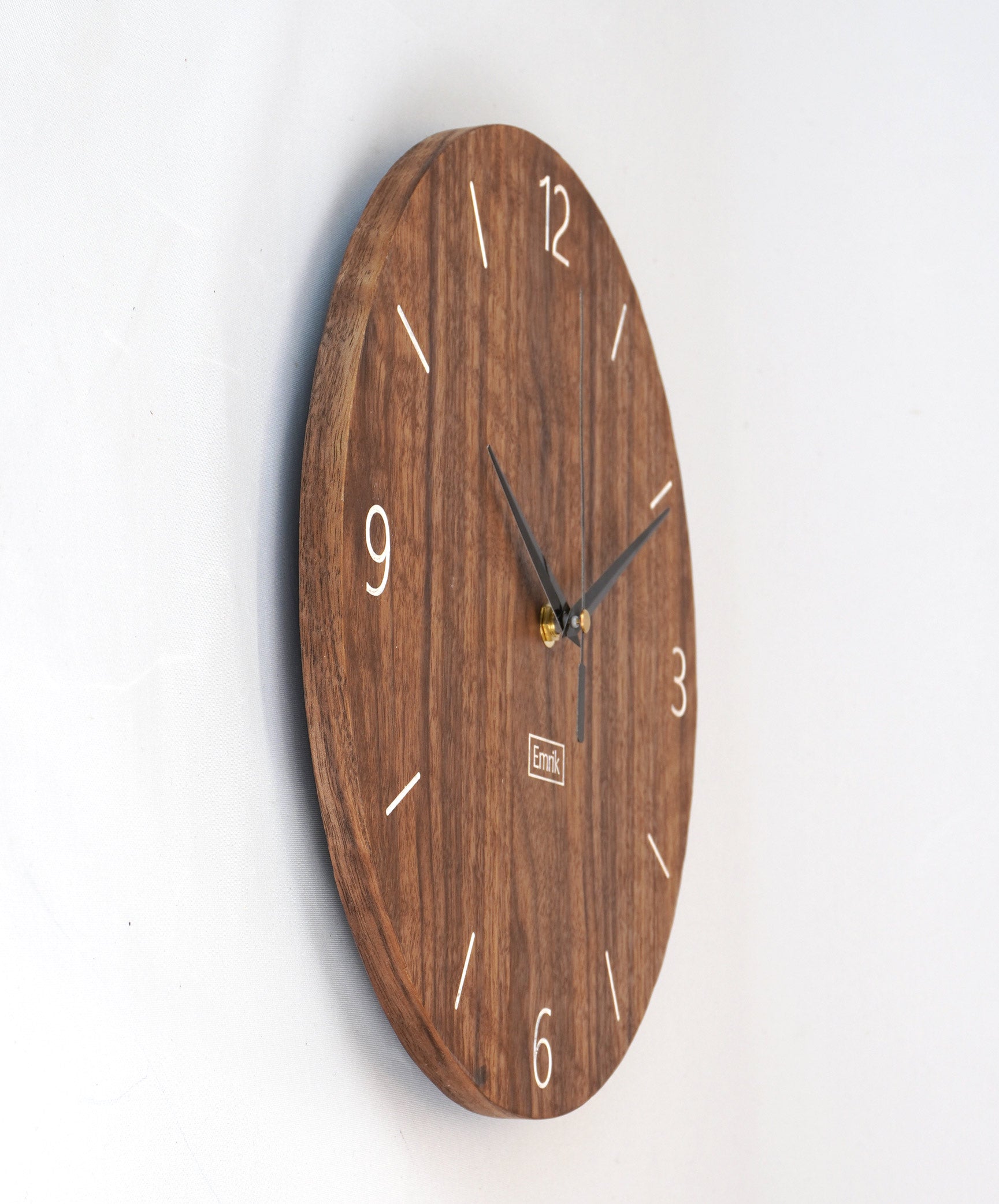 Wanduhr Holz Nussbaum - Wohnzimmeruhr rustikales modernes Design weiße Gravur 30cm