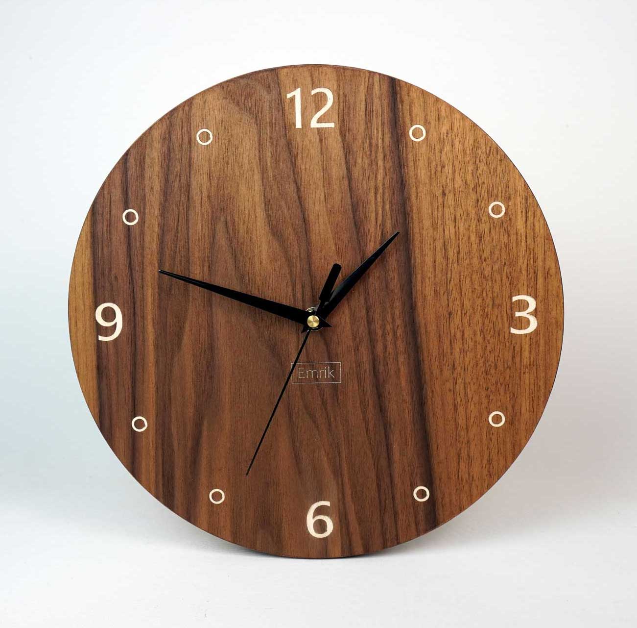 Wanduhr aus Holz Nussbaum graviertes Inlay modern 30cm