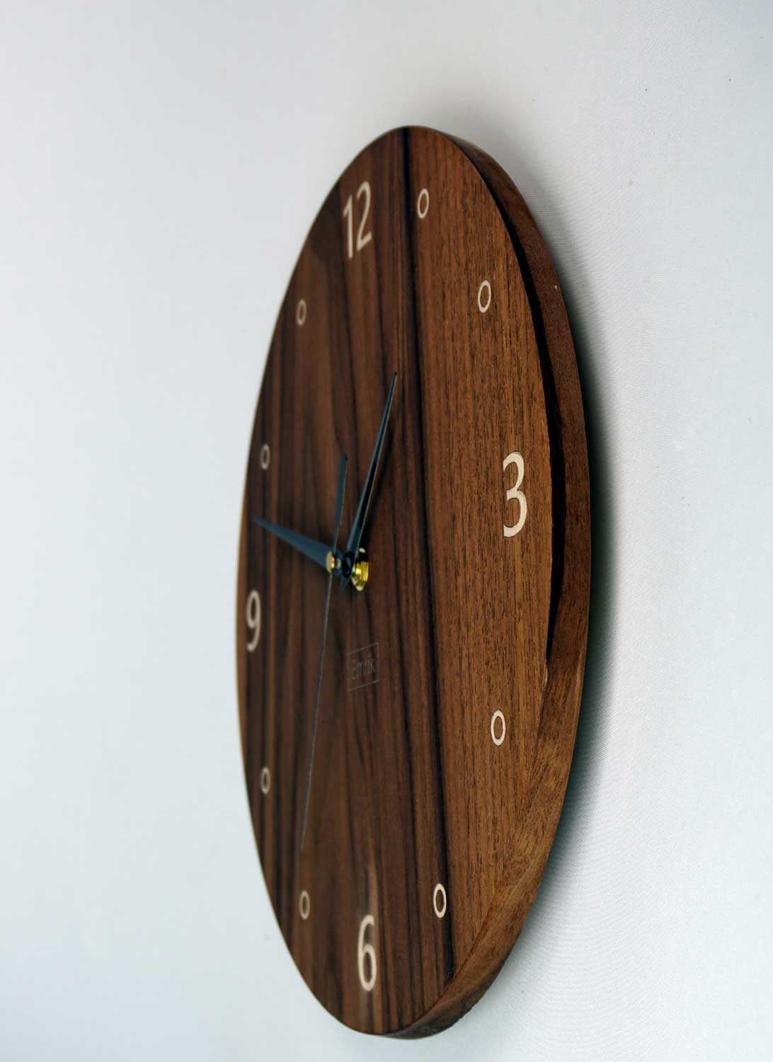 Wanduhr aus Holz Nussbaum graviertes Inlay modern 30cm