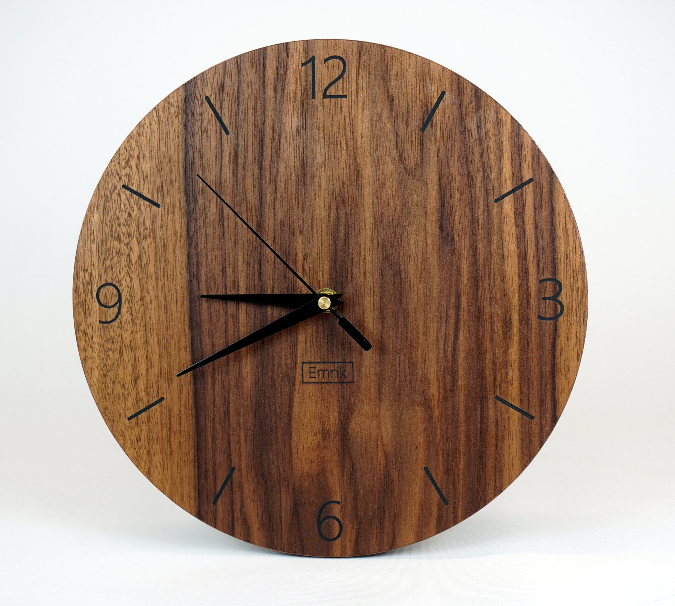 Wanduhr aus Holz Nussbaum graviertes Inlay in schwarz modern 30cm