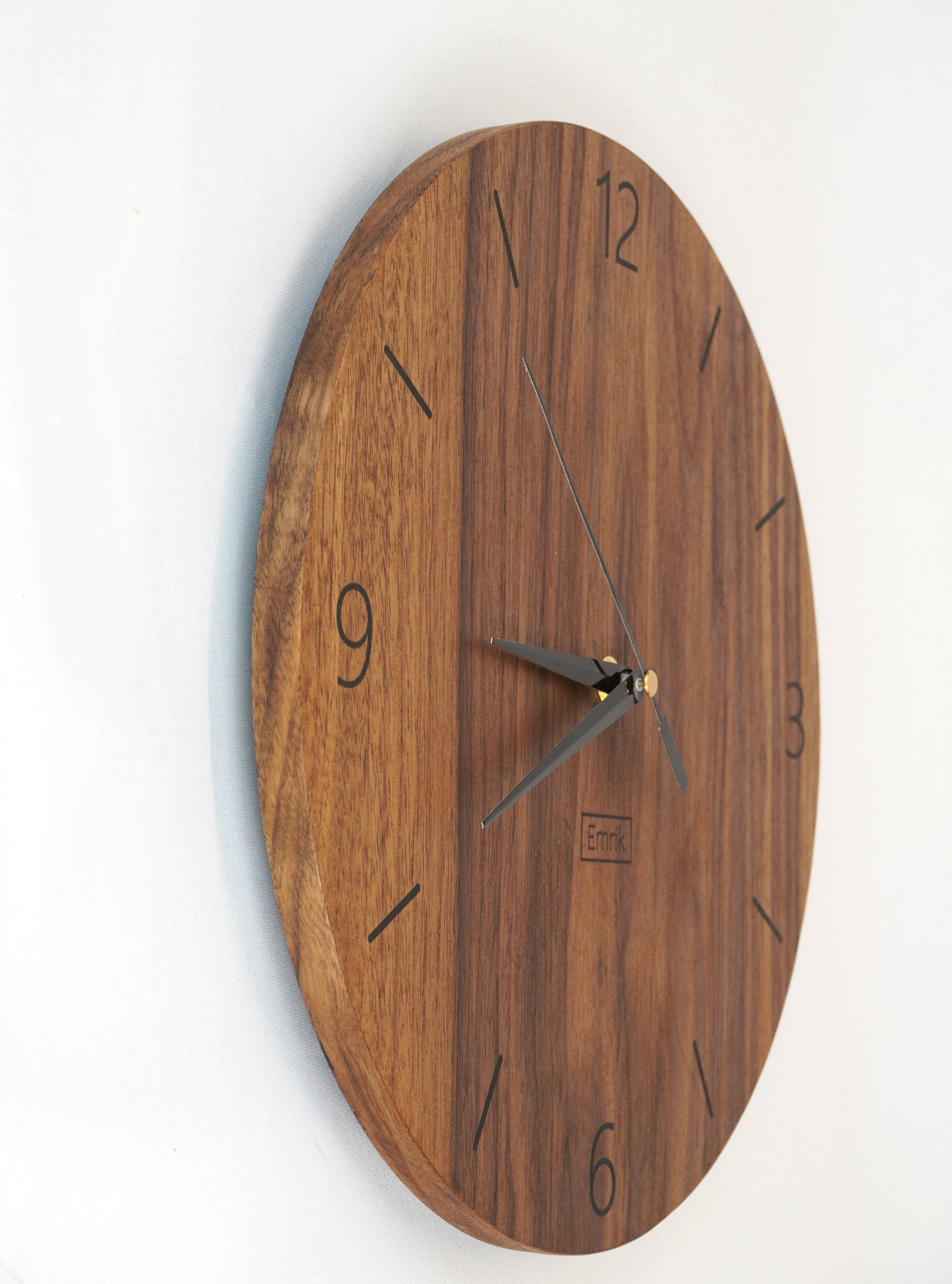 Wanduhr aus Holz Nussbaum graviertes Inlay in schwarz modern 30cm