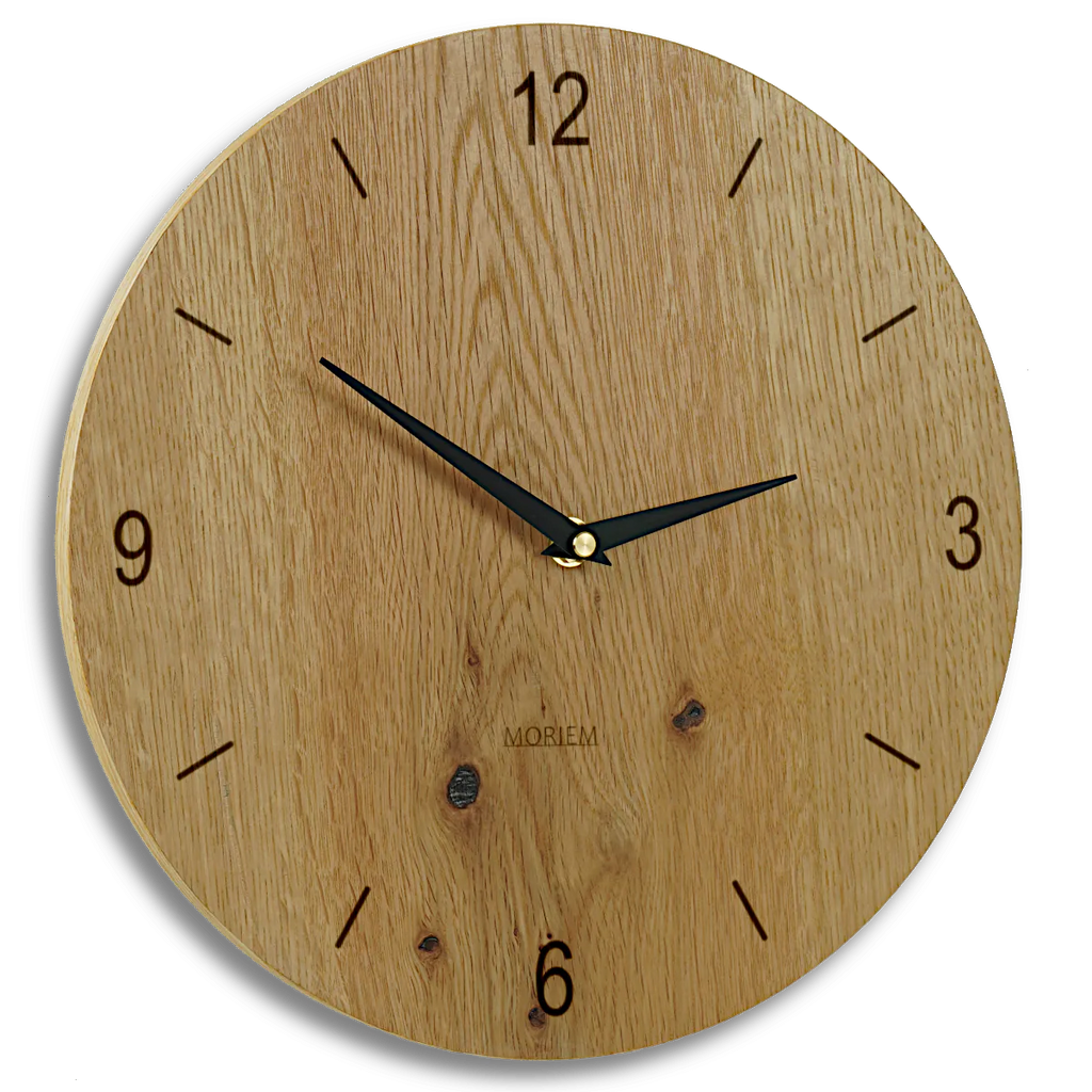 Wanduhr ohne ticken  eiche rustikal von vorne freigestellt.