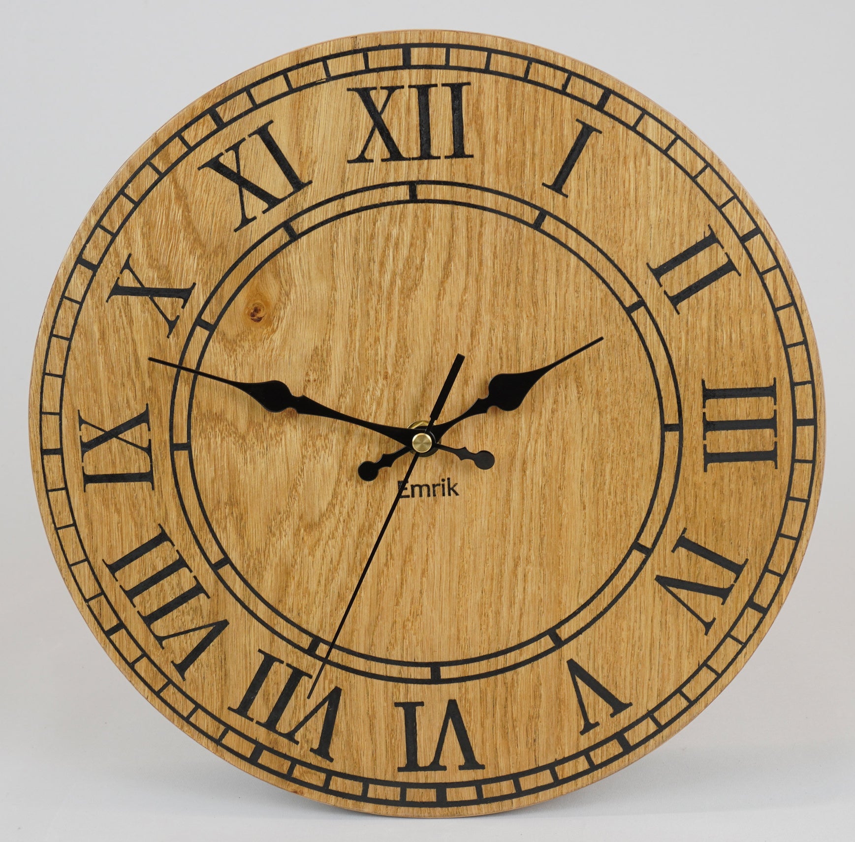 Wanduhr aus Holz Vintage -Eiche rustikal mit graviertem Inlay - 30cm Hangefertigte Wanduhr Holzfurniert im Vintage Stil