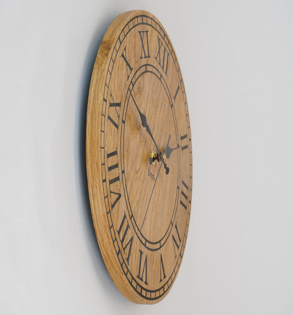 Wanduhr aus Holz Vintage -Eiche rustikal mit graviertem Inlay - 30cm Hangefertigte Wanduhr Holzfurniert im Vintage Stil