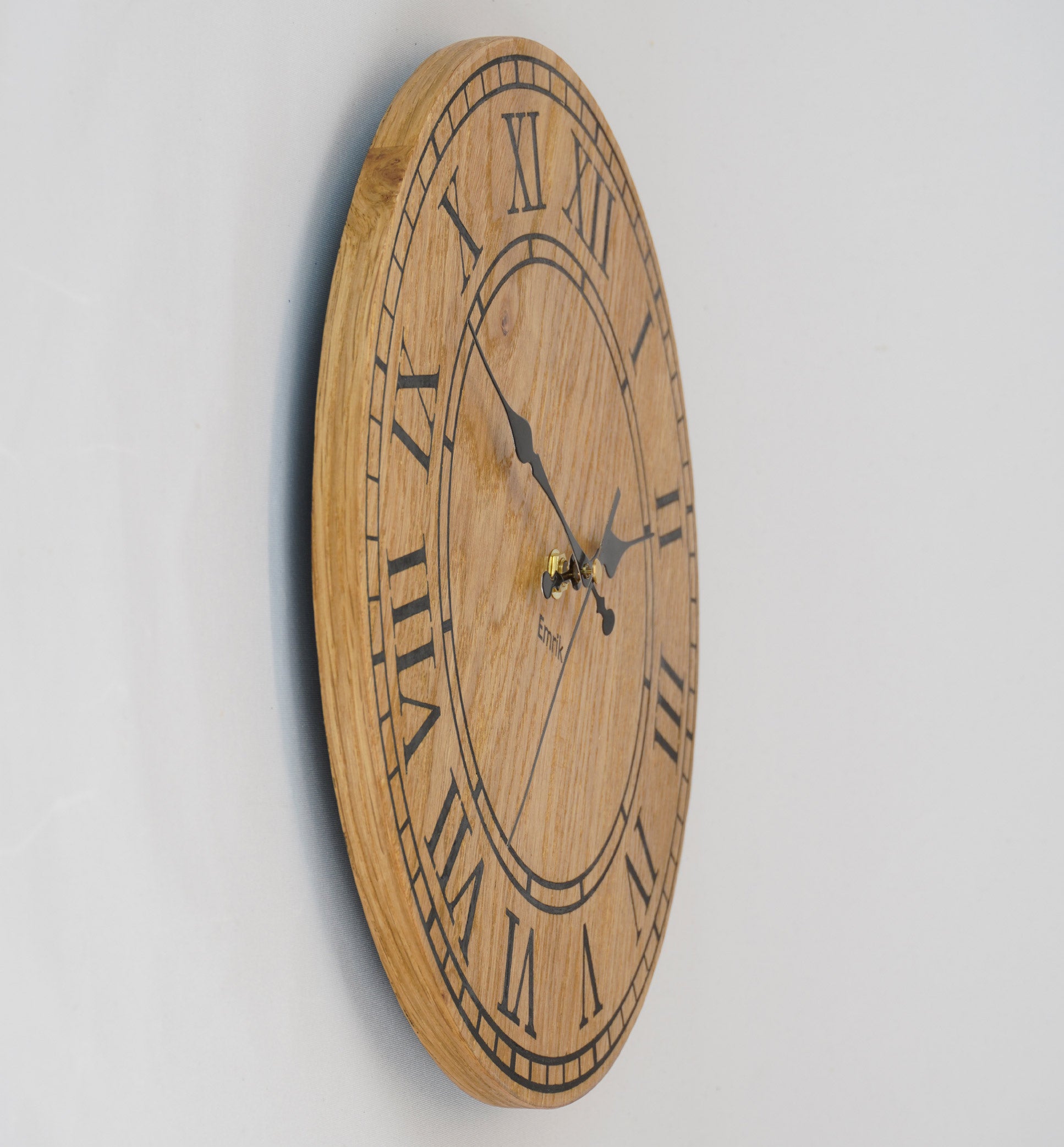 Wanduhr aus Holz Vintage -Eiche rustikal mit graviertem Inlay - 30cm Hangefertigte Wanduhr Holzfurniert im Vintage Stil