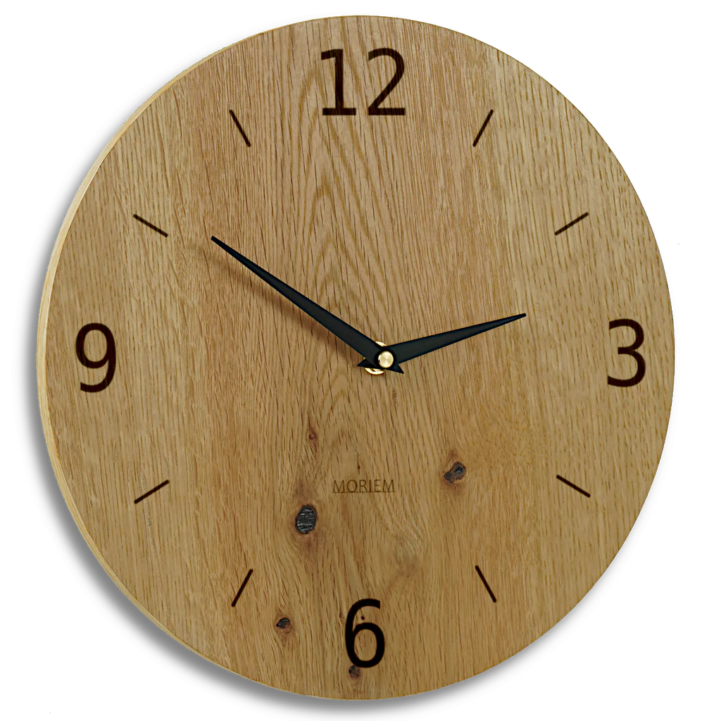 Wohnzimmeruhr Holz Eiche rustikal  von Seite mit freien Hintergrund. Wanduhr aus Holz mit arabischen Ziffern und Strichen.