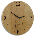 Wohnzimmeruhr Holz Eiche rustikal  von Seite mit freien Hintergrund. Wanduhr aus Holz mit arabischen Ziffern und Strichen.