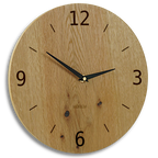 Wohnzimmeruhr Holz Eiche rustikal  von Seite mit freien Hintergrund. Wanduhr aus Holz mit arabischen Ziffern und Strichen.
