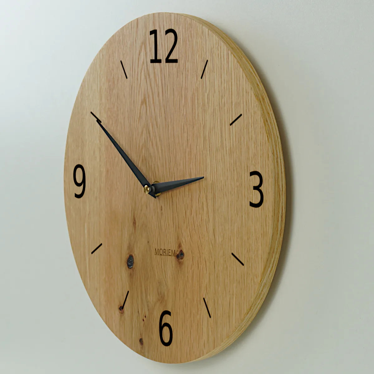 Wohnzimmeruhr Holz Eiche rustikal Seite an einer Wand. Wanduhr aus Holz mit arabischen Ziffern.
