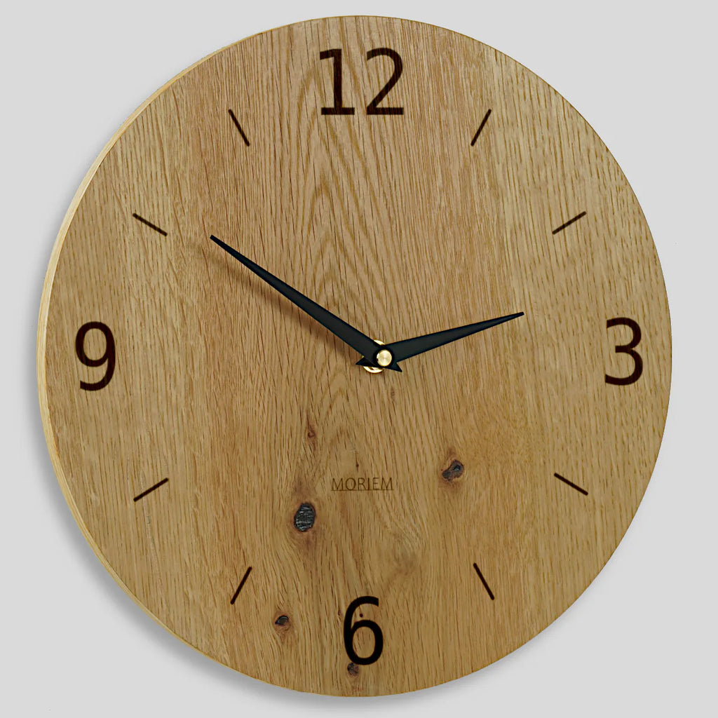 Wohnzimmeruhr Holz Eiche rustikal  mit Hintergrund. Modernes Design und Metallzeiger