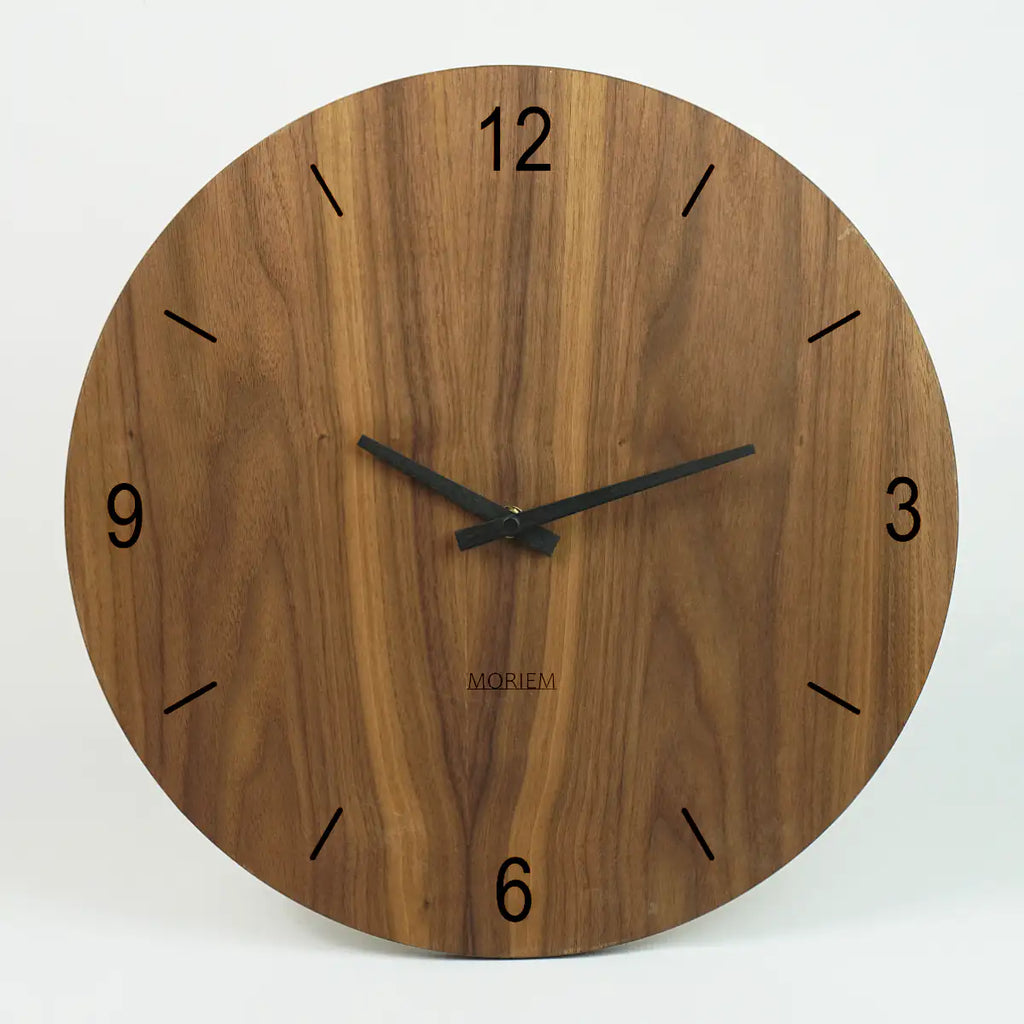Wohnzimmeruhr modern Nussbaum - Große Wanduhr aus Nussbaum von vorne.