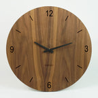 Wohnzimmeruhr modern Nussbaum - Große Wanduhr aus Nussbaum von vorne.